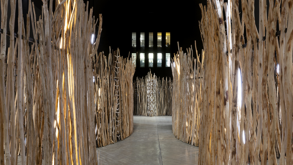 Detalle de vallas de madera y cr&aacute;neos de reno en la obra de M&aacute;ret &Aacute;nne Sara