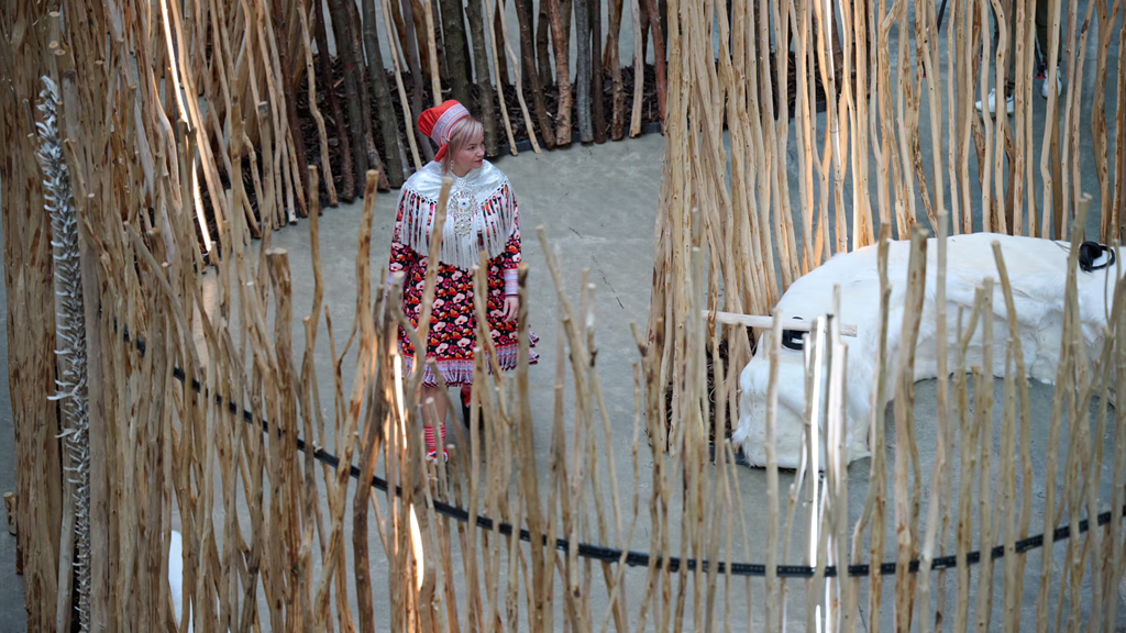 P&uacute;blico recorriendo el laberinto curvo inspirado en el interior nasal de un reno