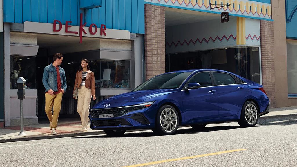 Modelo Hyundai Elantra Híbrido en la calle