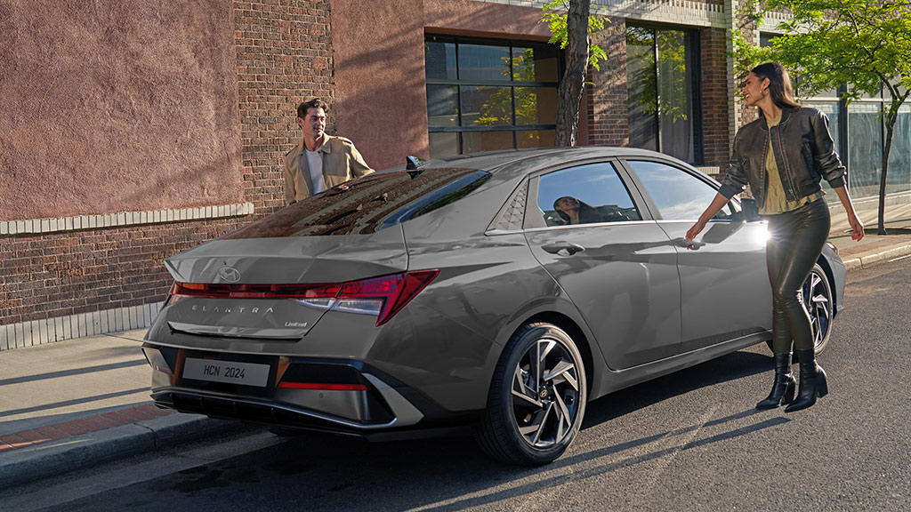 Nuevo elantra, junto con dos jóvenes apunto de abrir sus puertas