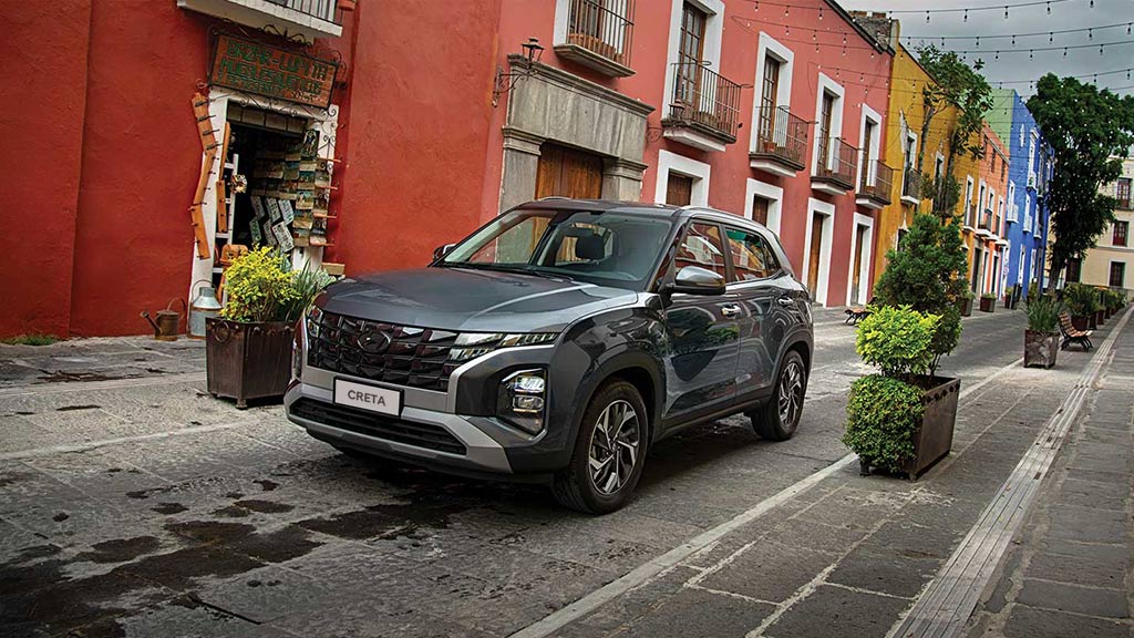 vista lateral de Hyundai Creta transitando por las calles de México