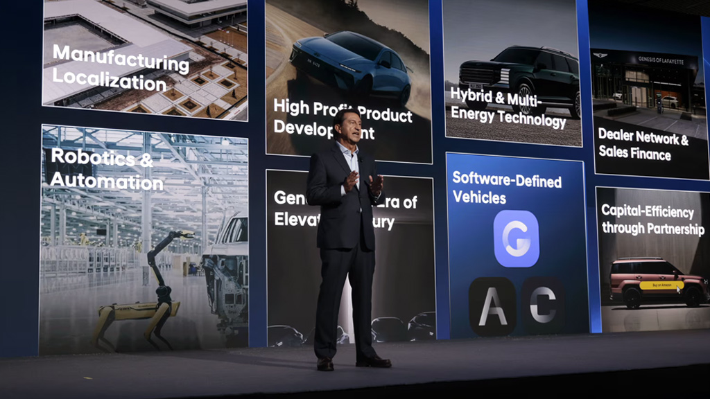 Participantes del Investor Day observando la exposición de la estrategia Visión 2030 de Hyundai Motor