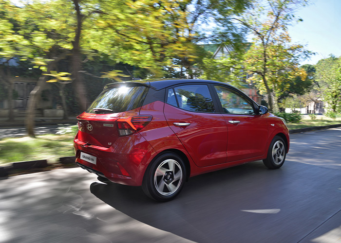 Vista posterior de Grand i10 Hatchback 2025 rojo