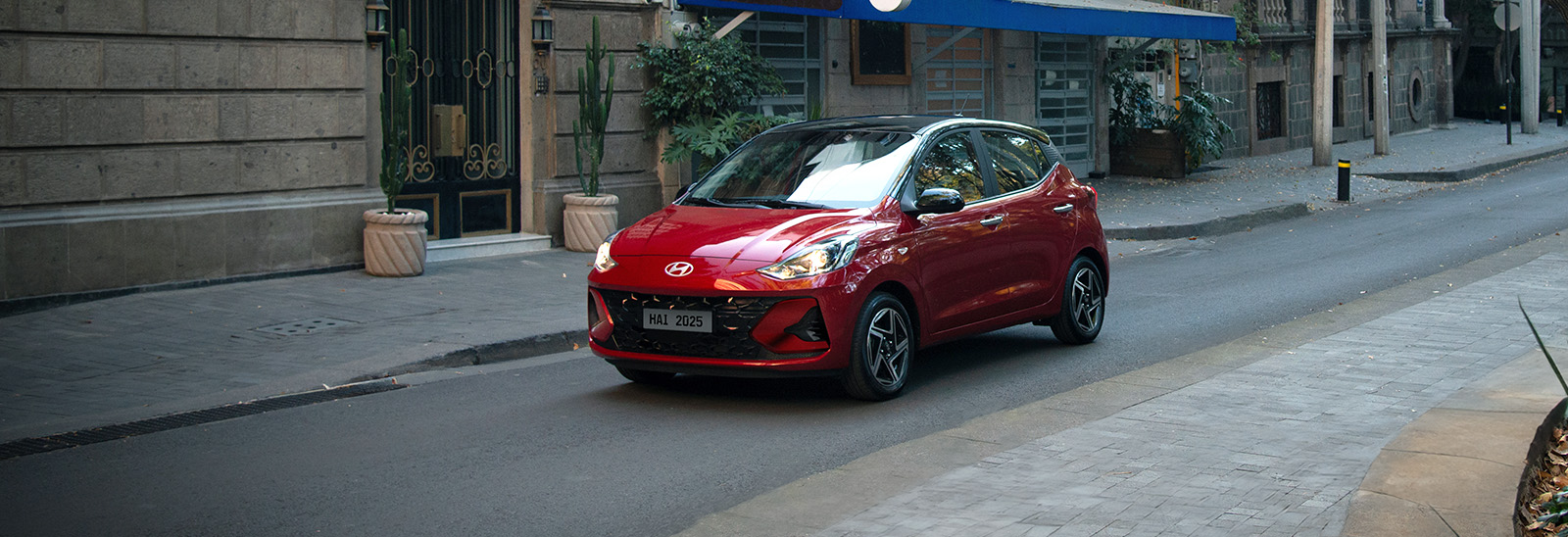 Mesa en respaldo de asiento delantero con una tableta y termo en portavasos individial marca Hyundai