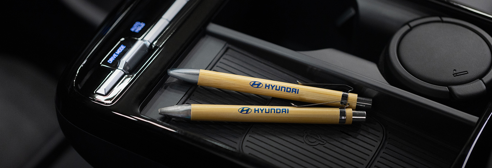 Plumas de marca Hyundai en compartimento de auto