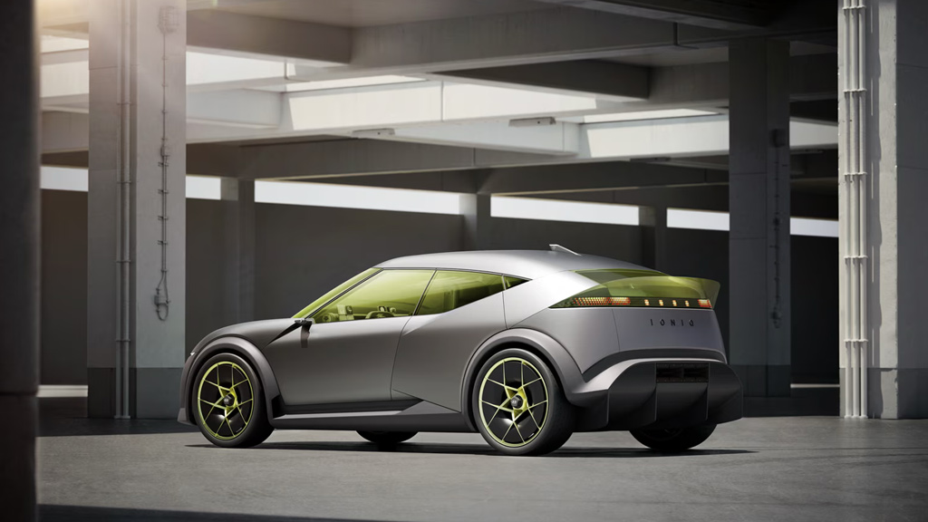 Perspectiva lateral del Concept THREE destacando su estética de movilidad urbana eléctrica