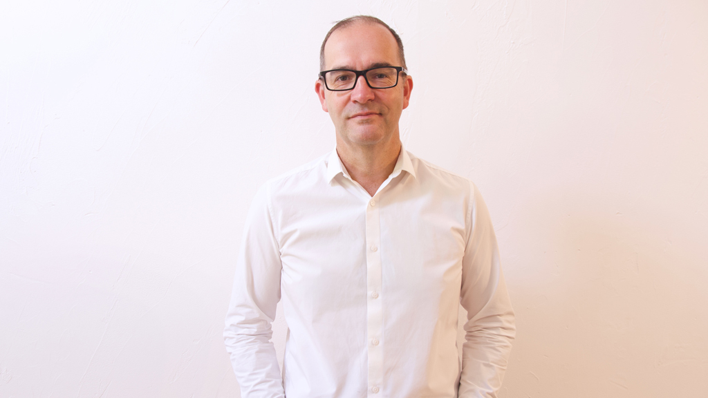     Hyundai Motorsport da la bienvenida a Andrew Wheatley como Director Deportivo, un nuevo cargo creado para reforzar al equipo de liderazgo en WRC.     Wheatley aporta 28 a&ntilde;os de experiencia en WRC desde posiciones clave en la FIA y M-Sport, y trabajar&aacute; con la alta direcci&oacute;n para impulsar resultados inmediatos en el campeonato.     Adem&aacute;s de apoyar en las operaciones diarias, Wheatley analizar&aacute; las pr&oacute;ximas regulaciones de WRC, contribuyendo a definir la direcci&oacute;n a largo plazo de Hyundai Motorsport.  Ciudad de M&eacute;xico, 14 de octubre de 2025.&ndash; Hyundai Motorsport ha designado a Andrew Wheatley como nuevo Director del equipo Hyundai Shell Mobis World Rally Team. Con este nombramiento, la escuder&iacute;a reafirma su compromiso con el &eacute;xito en el Campeonato Mundial de Rallies de la FIA (WRC), en un momento clave de preparaci&oacute;n tanto para el cierre de la temporada actual como para el inicio del pr&oacute;ximo a&ntilde;o.  Wheatley se incorpora de inmediato y estar&aacute; presente en el Central European Rally, adem&aacute;s de los rallies de Jap&oacute;n y Arabia Saudita, previo a la campa&ntilde;a completa de 2026. Reportar&aacute; directamente a Cyril Abiteboul, Presidente de Hyundai Motorsport, y colaborar&aacute; estrechamente con Fran&ccedil;ois-Xavier Demaison, Director T&eacute;cnico; Pablo Marcos, Director de Equipo; y Jan de Jongh, Jefe de Ingenier&iacute;a de WRC, con el objetivo de impulsar el rendimiento y superar los retos deportivos m&aacute;s complejos.  El brit&aacute;nico aporta una amplia experiencia en liderazgo operativo y una visi&oacute;n &uacute;nica adquirida en tres d&eacute;cadas en el automovilismo internacional, incluyendo 28 a&ntilde;os en el WRC. Fue Category Manager del WRC en la Federaci&oacute;n Internacional del Autom&oacute;vil (FIA), antes de ocupar el cargo de Road Sport Director, donde gestion&oacute; tres campeonatos mundiales, WRC, World RX y W2RC, adem&aacute;s de 15 campeonatos regionales.  Previo a sus seis a&ntilde;os en la FIA, Wheatley se desempe&ntilde;&oacute; como Business Development Manager en M-Sport durante casi 20 a&ntilde;os, gestionando programas de automovilismo para Ford, Bentley y Jaguar. Hyundai Motorsport aprovechar&aacute; su experiencia en entornos regulatorios y competitivos, asegurando que el equipo est&eacute; bien posicionado para enfrentar los retos futuros y competir por campeonatos bajo su liderazgo estrat&eacute;gico.  Como Director Deportivo, Wheatley ser&aacute; pieza clave en la operaci&oacute;n diaria del Hyundai Shell Mobis World Rally Team. Asimismo, apoyar&aacute; al equipo directivo en el an&aacute;lisis de las pr&oacute;ximas regulaciones del FIA WRC y en la definici&oacute;n de la estrategia a largo plazo de Hyundai Motorsport en los rallies.  &ldquo;El nombramiento de Andrew como Director Deportivo de WRC representa un fortalecimiento importante en el liderazgo de Hyundai Motorsport. A medida que diversificamos nuestro portafolio en automovilismo, es fundamental reforzar la gesti&oacute;n en cada una de nuestras actividades. Adem&aacute;s de su gran pasi&oacute;n por los rallies, Andrew aporta una vasta experiencia que fortalecer&aacute; nuestras operaciones en el WRC, apoyando tanto a los pilotos como a la alta direcci&oacute;n en las operaciones del d&iacute;a a d&iacute;a para alcanzar el &eacute;xito, al mismo tiempo que identificamos oportunidades estrat&eacute;gicas a largo plazo en las categor&iacute;as off-road&rdquo;, coment&oacute; Cyril Abiteboul, Presidente de Hyundai Motorsport.  As&iacute; mismo, &ldquo;Me siento muy entusiasmado de unirme a Hyundai Motorsport en este momento tan emocionante. Este es un equipo con la experiencia, las habilidades y una s&oacute;lida alineaci&oacute;n de pilotos para ganar campeonatos mundiales. Mi papel ser&aacute; apoyar a nuestro experimentado equipo en cada &aacute;rea, ayud&aacute;ndolos a superar los retos del d&iacute;a a d&iacute;a y compartiendo mi conocimiento para impulsar nuestro desempe&ntilde;o. Tenemos todos los elementos necesarios y mi objetivo es trabajar junto con Cyril, FX, Pablo y Jan para que nuestro camino hacia el &eacute;xito sea lo m&aacute;s claro posible&rdquo;, enfatiz&oacute; Andrew Wheatley, nuevo Director Deportivo de WRC en Hyundai Motorsport.