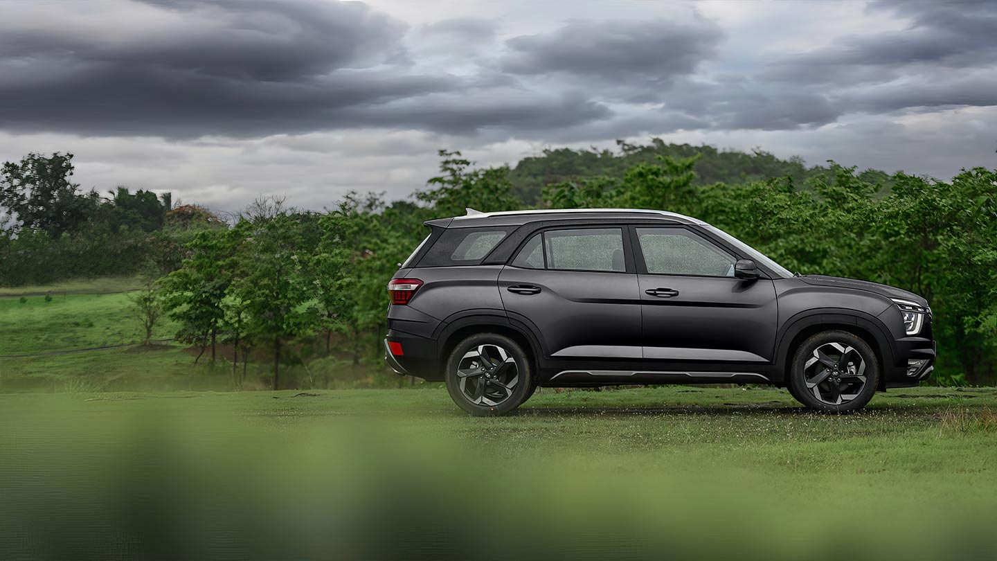 Hyundai Creta Grand en el campo en día nublado