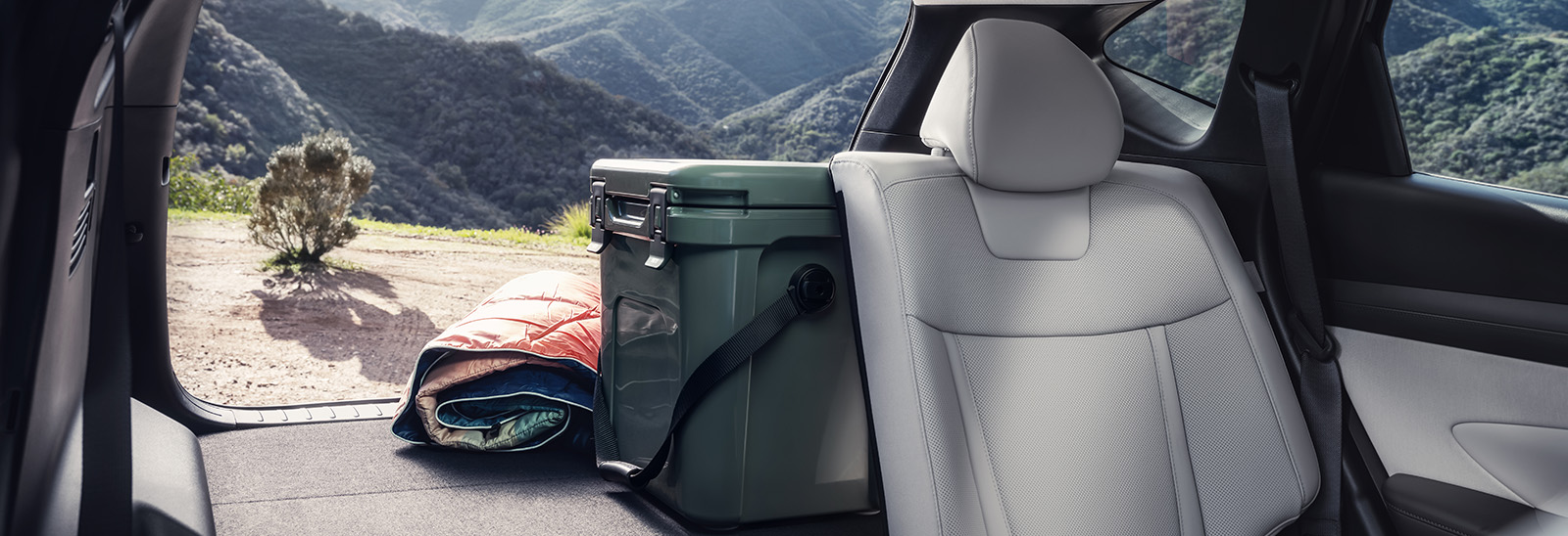 Mesa en respaldo de asiento delantero con una tableta y termo en portavasos individial marca Hyundai