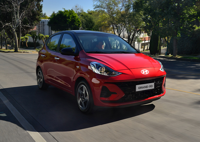 Nuevo Grand i10 Hatchback 2025 en color rojo con sensores traseros