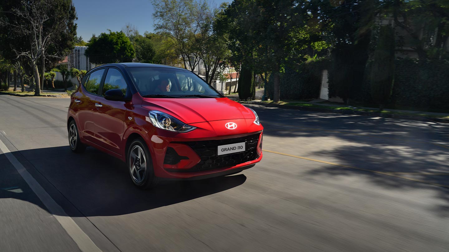 Vista frontal de Grand i10 Hatchback rojo 2025