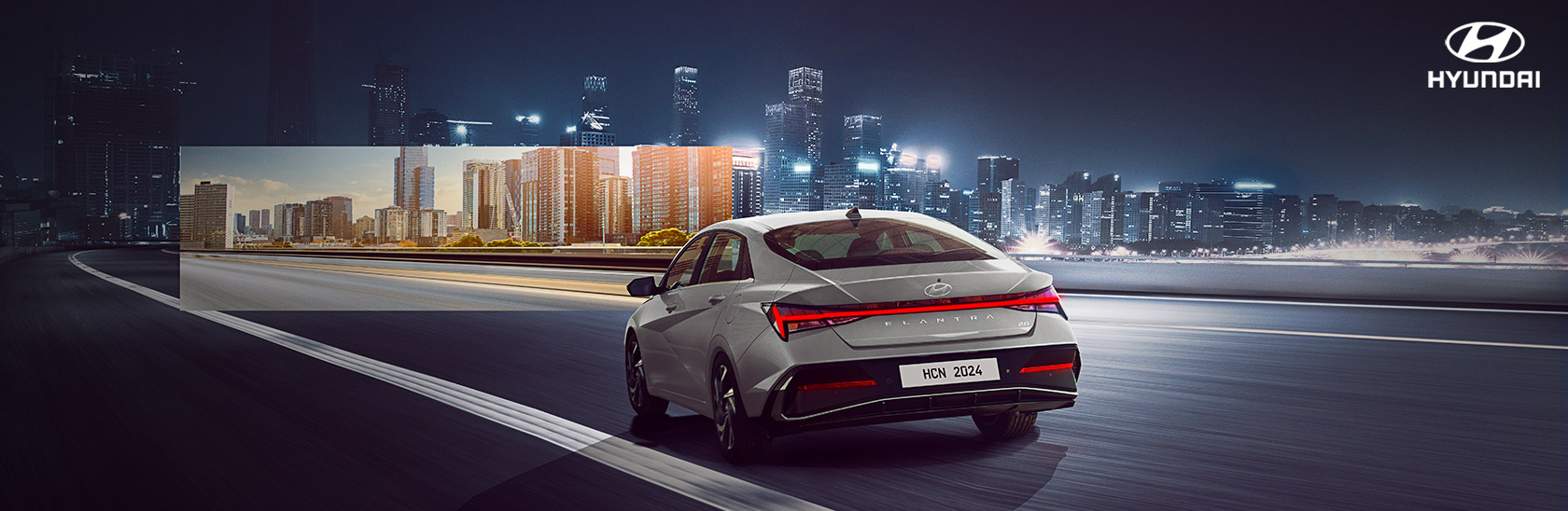 VIsta trasera de Hyundai Elantra 2024 color gris con una ciudad iluminada de noche al fondo