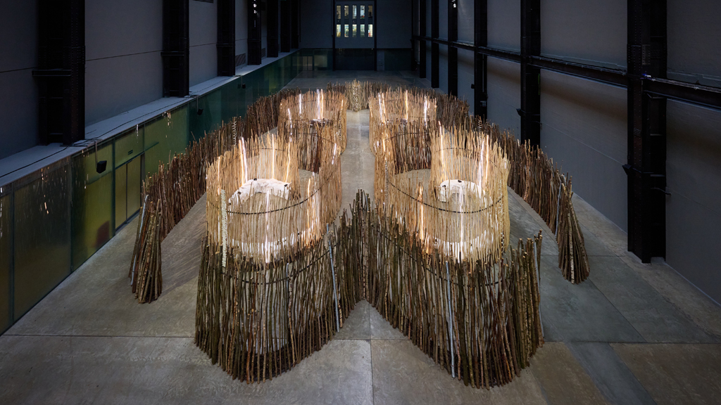 La artista M&aacute;ret &Aacute;nne Sara junto a su obra en Tate Modern