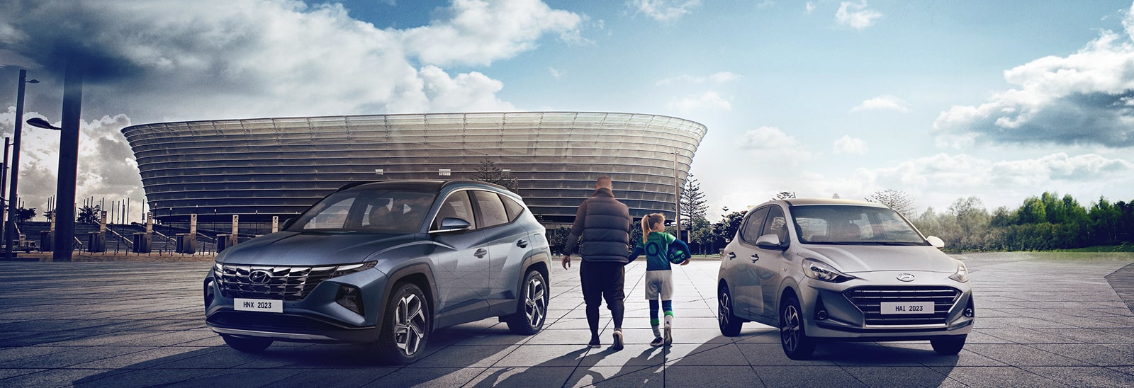 Aficionados caminando entre Hyundai Tucson y Hyundai Grand i10 rumbo a un estadio de futbol