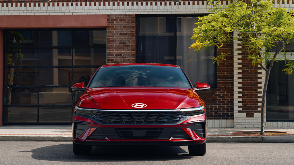 Vista frontal del nuevo Elantra en color rojo