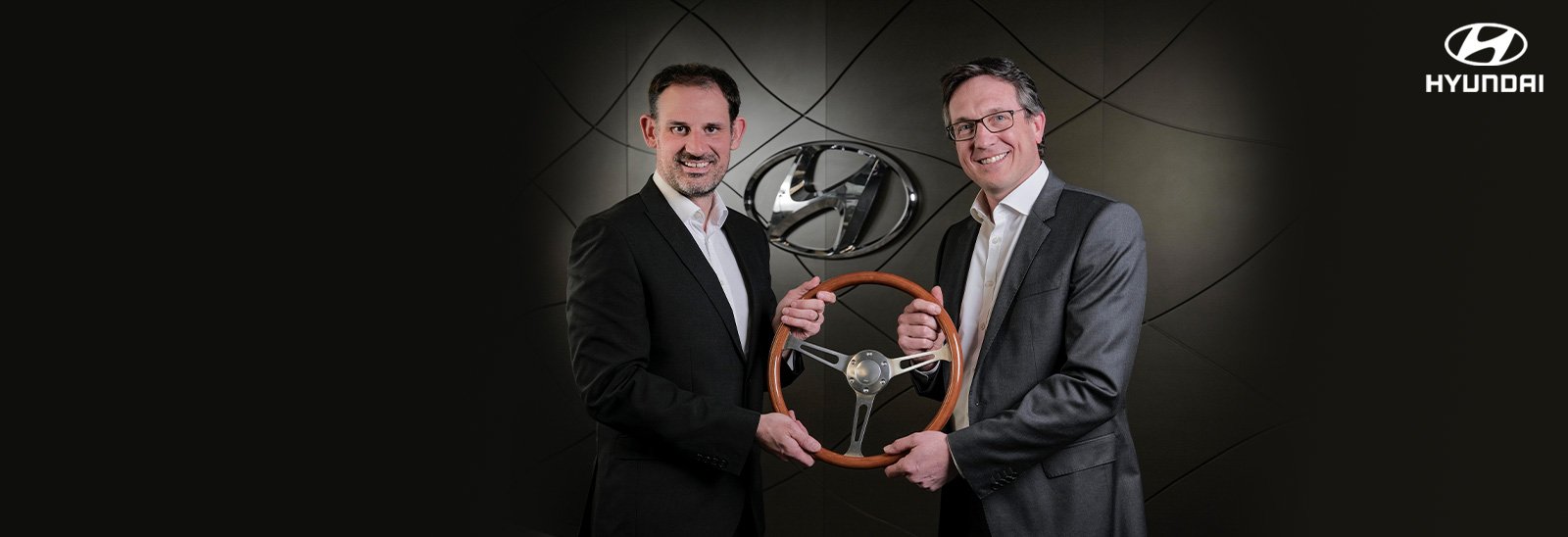 Ejecutivos recibiendo premio Car of the Year 2022