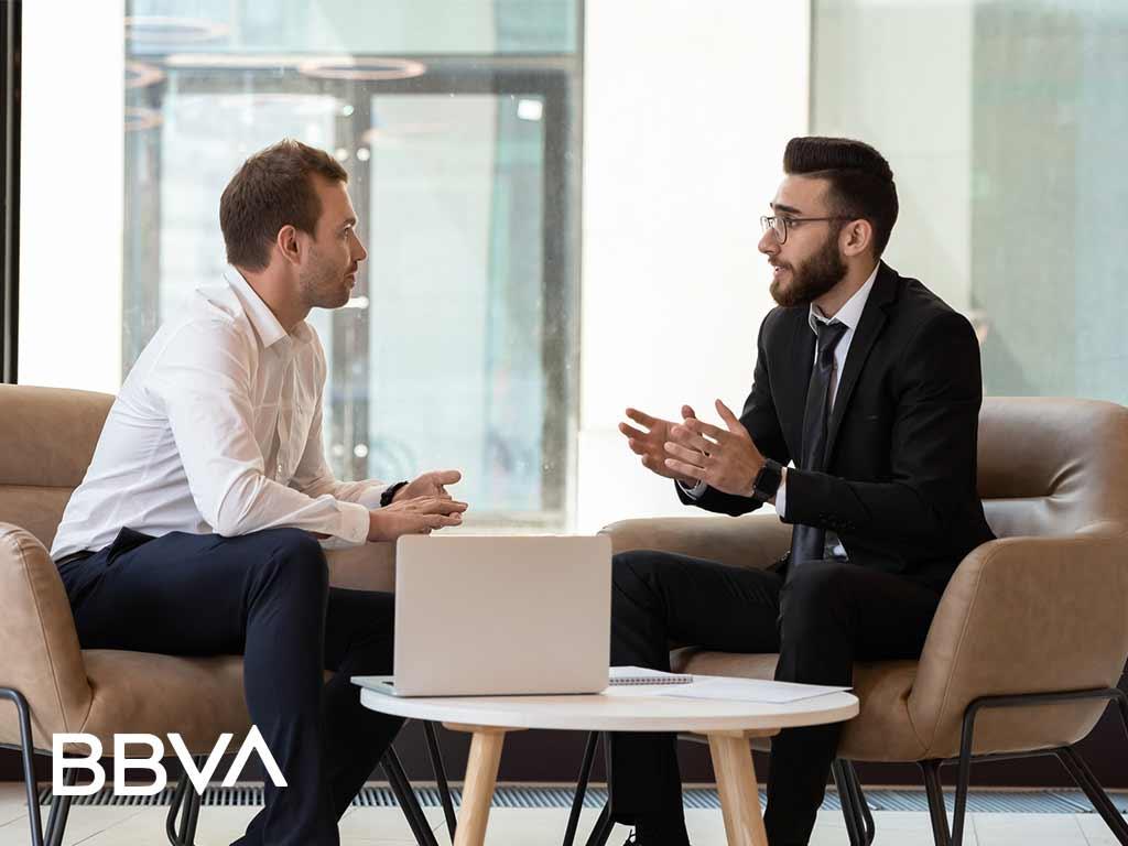 Hombres con traje de vestir teniendo una conversación