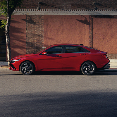 Hyundai Elantra vista lateral color rojo