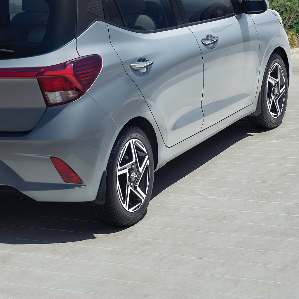 Vista de Hyundai Grand i10 color plata con enfoque en luces traseras